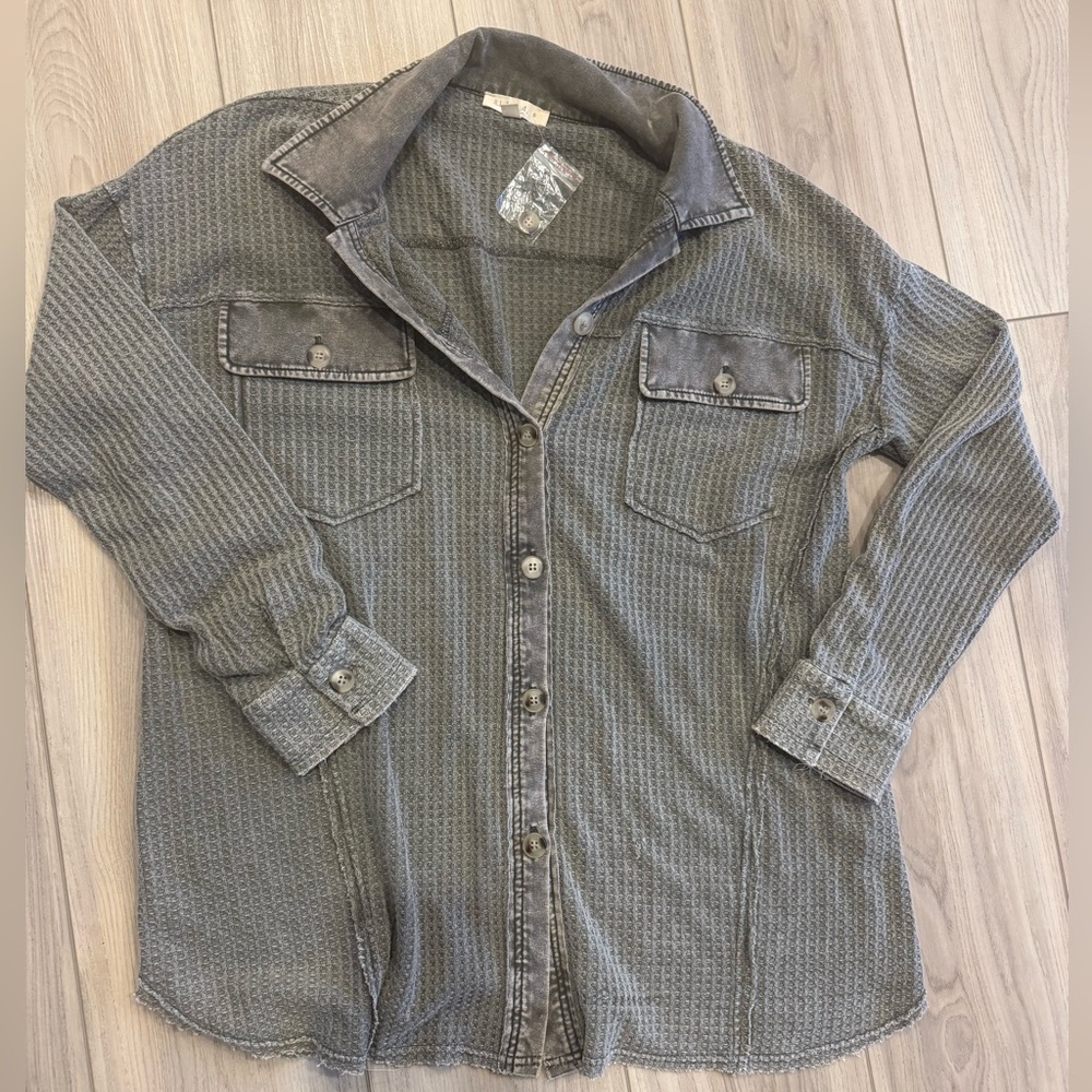 NWT Illa Illa Button up top